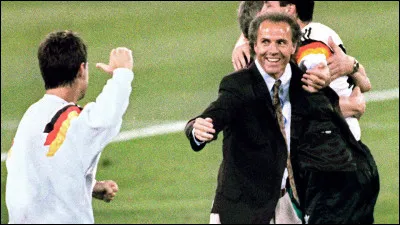 Joueur au palmarès exceptionnel (une coupe du monde, un championnat d'Europe, trois coupes d'Europe, des Ballons d'Or...), Beckenbauer est devenu un entraîneur qui a réussi l'exploit de faire remporter à l'Allemagne...