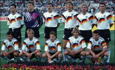 Joueur au palmar&egrave;s exceptionnel (une coupe du monde, un championnat d'Europe, trois coupes d'Europe, des Ballons d'Or...), Beckenbauer est devenu un entra&icirc;neur qui a r&eacute;ussi l'exploit de faire remporter &agrave; l'Allemagne...