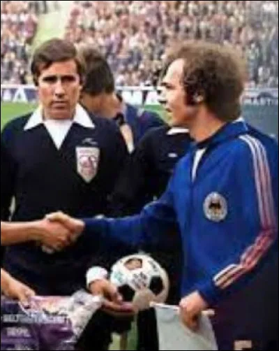 Au cours de la finale de coupe du monde qu'il remporte, à quelle autre star du ballon rond est-il confronté dans un duel de géants ?