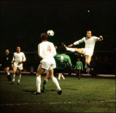 Remportant trois coupes d'Europe avec son club, quel est l'adversaire qu'il rencontre dans la dernière finale européenne qu'il remporte en 1976 dans un certain Ibrox Park de Glasgow ?