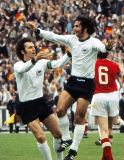 Quel sera son plus fameux coéquipier en club et dans la National Mannschaft, celui qu'il décrivait comme "le joueur le plus important de l'histoire [du club]"