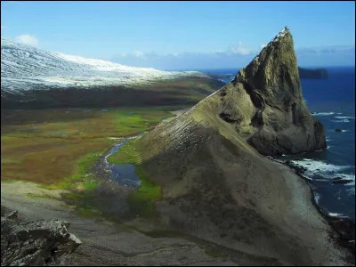 Les îles Kerguelen forment un archipel français situé dans la région subantarctique. Dans quel océan se situent elles ?