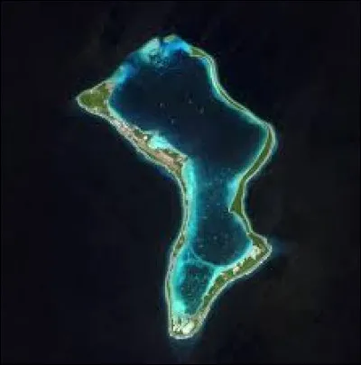 Atoll de l'océan Indien de 28 km2, je suis le site d'une base militaire américaine, située à 1 792 km de l'Inde. Je suis :