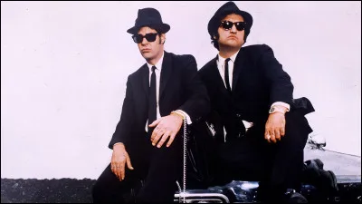 Dans quel film retrouve-t-on John Belushi et Dan Aykroyd ?
