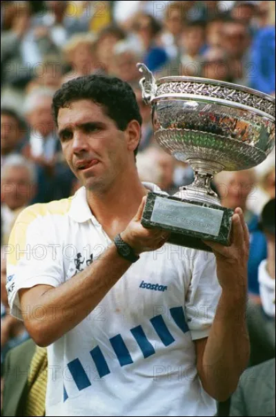 Quelle est la nationalité d'Andrés Gomez, vainqueur du tournoi de Roland-Garros en 1990 ?