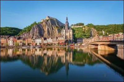 Où se trouve la ville de Dinant ?