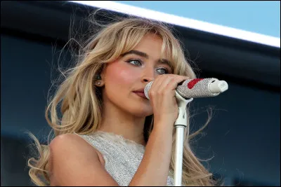 A quel âge commence-t-elle à poster des vidéos sur YouTube ?