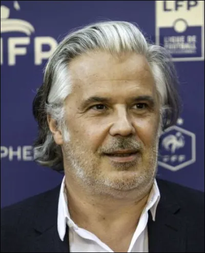 Quel responsable du foot français et président de la Ligue de football professionnel est désigné comme le fossoyeur du foot français pour avoir toujours privilégié les plus offrants aux partenaires traditionnels ?