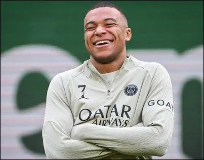 Devant la réduction drastique des droits TV et de la menace d'un écroulement de DAZN et des clubs, quelle solution est apportée sur les réseaux sociaux pour que la Ligue 1 continue d'exister ?