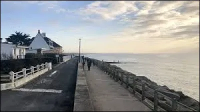 Nous flânons à présent sur la digue de Hauteville-sur-Mer. Station balnéaire du Cotentin, sur la Côte des Havres, elle se situe dans le département normand ...
