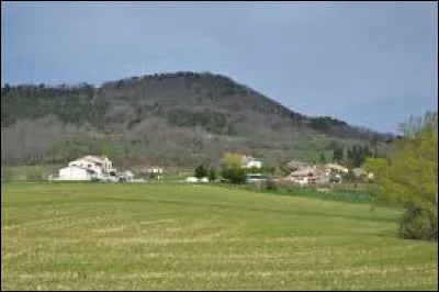 Village occitan de l'arrondissement de Pamiers, traversé par l'Hers-Vif, Montbel se situe dans le département ...