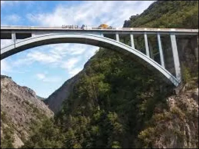 Pour les amateurs de saut à l'élastique, rendez-vous sur le pont de Ponsonnas. Village de l'aire d'attraction Grenobloise, il se situe dans le département ...