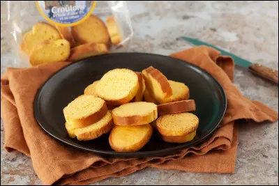 Dans quel plat provençal frotte-t-on les croûtons à l'ail avant de les recouvrir de sauce ?