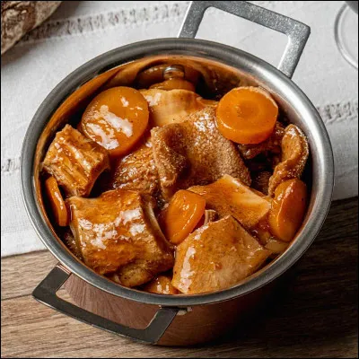 Quel plat est réalisé avec de la panse de buf, de la caillette, du feuillet et du bonnet ?