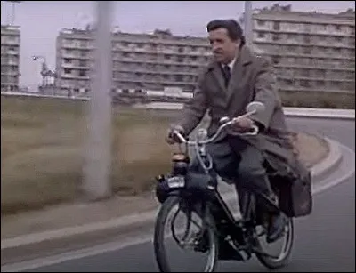 Quel acteur conduit ce Solex dans le film "Le Fou du Labo 4" ?