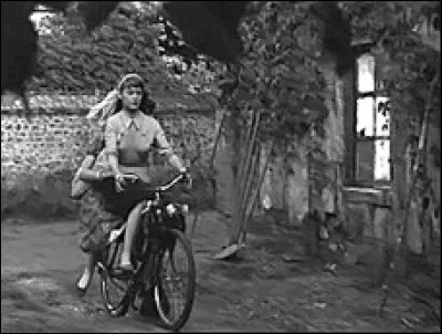 Quelle actrice enfourche ce Solex dans la comédie "Le trou normand" avec sa première apparition à l'écran en 1952 ?
