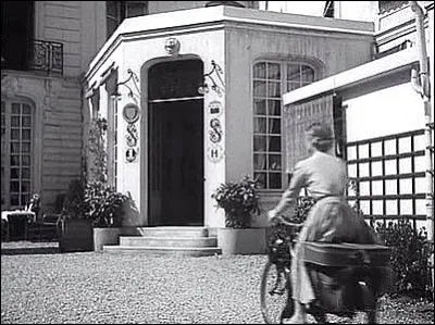 Dans le film "Les Aristocrates" l'héroïne arrive à l'hôtel en Solex. Qui est le réalisateur ?
