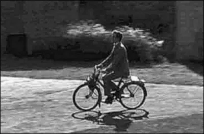 Dans quel film d'Yves Robert voit-on Claude Rich sur un Solex ?