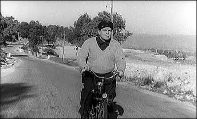 Vers quelle destination voit-on Michel Galabru sur ce Solex ?
