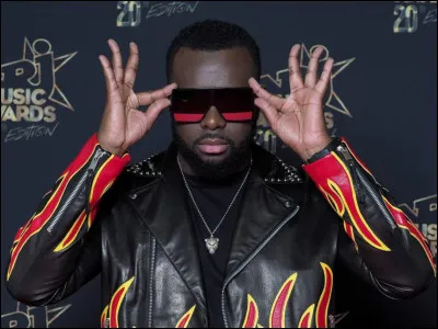 Quel est l'accessoire incontournable de Gims ?