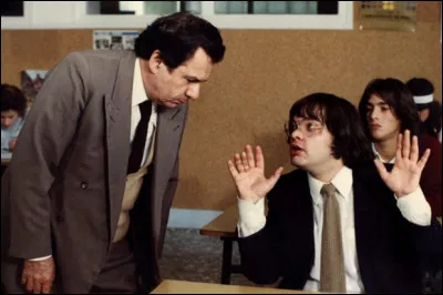 Que cherche le commissaire incarné par Michel Galabru ?