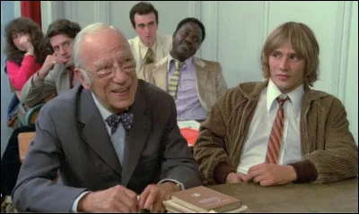 Comment se comporte le nouvel élève du Cours Louis XIV, lui qui espère décrocher le bac à presque 80 ans ?