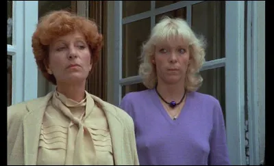 Quelle actrice incarne la directrice du Cours Louis XIV (ici à gauche) ?