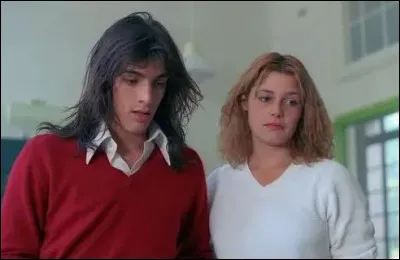 Qu'est-ce qui provoque la joie soudaine du jeune homme en rouge deux secondes après cette image ?