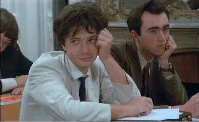 Quel subterfuge possède le jeune homme en blanc qui met en colère la directrice ?