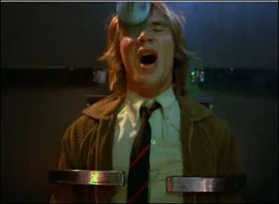 En plus de donner des coups et des claques métalliques, la machine à apprendre installée dans le cours Louis XIV, peut donner...