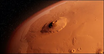 Quelles lunes ont des volcans actifs ?