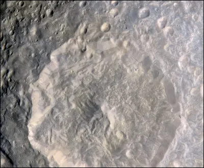 Quelle lune de Saturne présente des cratères géants, dont le plus célèbre est le cratère Herschel ?