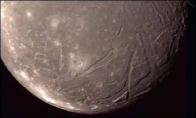 Parmi ces lunes d'Uranus, laquelle possède une surface glacée parsemée de fissures et pourrait abriter un océan sous sa croûte ?