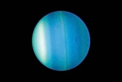 Quelle lune d'Uranus est la plus grande et présente une surface marquée par des canyons et des plateaux ?