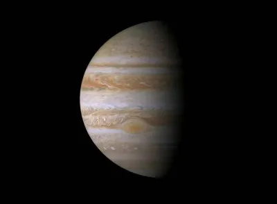 Quelle lune de Jupiter est célèbre pour son noyau métallique et sa magnétosphère unique, et serait la seule à posséder un champ magnétique interne ?