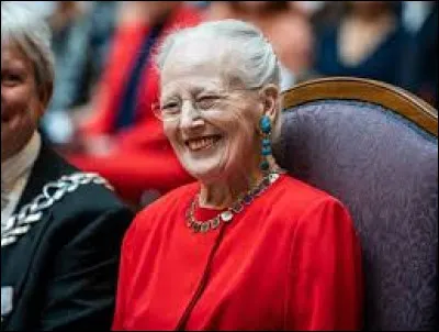 Dans quel pays la reine Marguerite II a-t-elle abdiqué en janvier, au profit de son fils ?