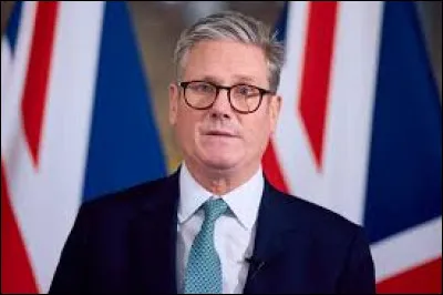 Comment s'appelle le Premier ministre anglais, investi en juillet ?