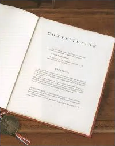 Quel droit est inscrit dans la Constitution française depuis mars ?