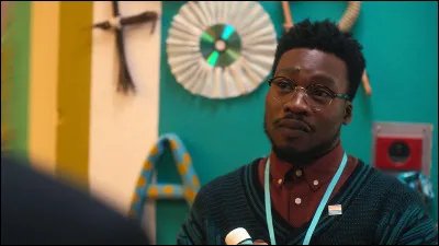 (épisode 1, saison 1) 
Quelles couleurs sont présentes sur la tasse de Mr Ajayi ?