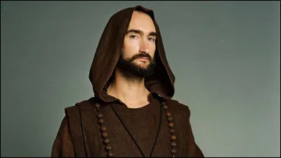 Après qui le père Blaise se lance-t-il à la poursuite, une épée à la main, après qu'ils aient pissé contre le mur de la chapelle ?