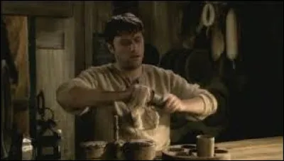 Quelle part des revenus du tavernier est générée grâce à Karadoc et Perceval ?