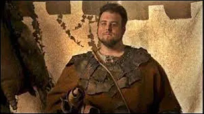 Comment s'appelle le sonneur de corne officiel de ''Kaamelott'', qui occupe &eacute;galement les fonctions de porte-drapeau ou d’&eacute;cuyer ?