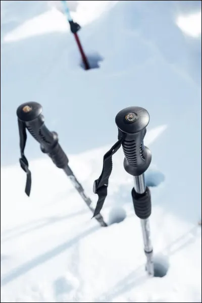 Comment s'appelle le cordon accroché aux bâtons qu'on met autour de nos poignets ?