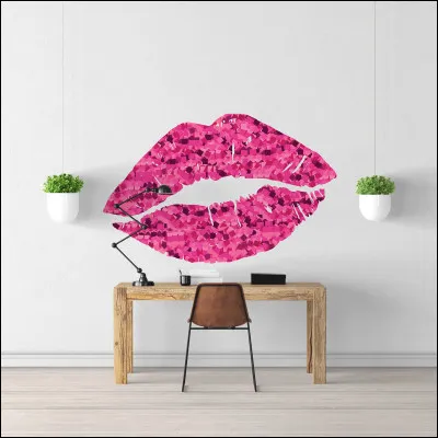 Petite devinette : Je peux être une action que les amoureux font ou bien un mot que l'on met très souvent à la fin d'un message.
Que suis-je ?