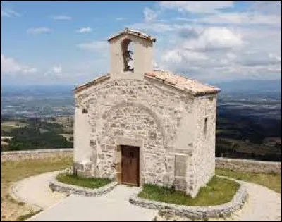 Nous sommes à Saint-Romain-de-Lerps, devant la chapelle Notre-Dame-du-Pic. Village de l'arrondissement de Tournon-sur-Rhône, il se situe dans le département ...