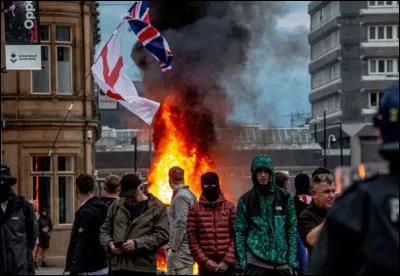 Août 2024  Quel évènement déclencha une série démeutes dans plusieurs villes du Royaume-Uni ?