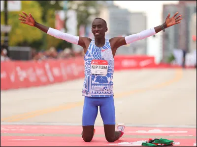 En février dernier, le monde des marathoniens a perdu Kelvin Kiptum, détenteur du record du marathon. Connaissez-vous le temps qu'il lui a fallu pour terminer le marathon de Chicago et ainsi, devenir recordman en battant le précédent record de 34 secondes ?