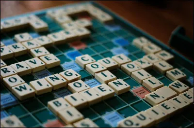 Combien y a-t-il de cases sur un plateau de jeu de Scrabble ?