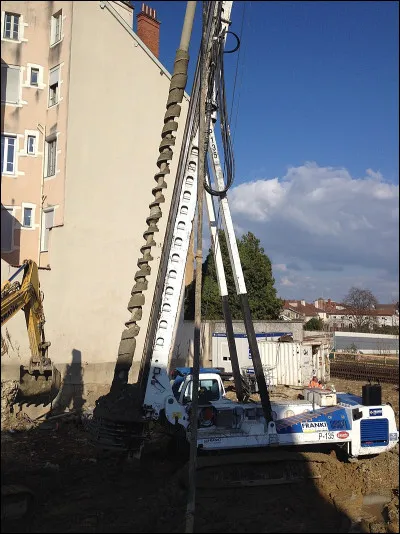 Quel roi carolingien était surnommé le Romain ?