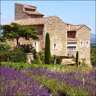 Quel terme dérivé du mot latin signifiant "séjourner" désigne une ferme du midi de la France, voire un hameau ?